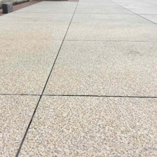 玉溪 黄金麻花岗岩石板材荔枝面地面铺装效果