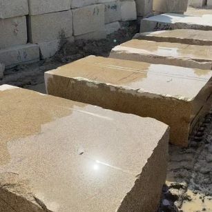 玉溪 黄金麻方料堆场洗料分选中，原材料充足