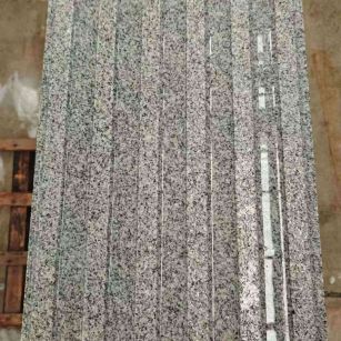 玉溪 芝麻白花岗岩荔枝面雕刻盲道，盲条