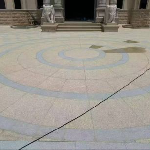 玉溪 黄金麻芝麻灰花岗岩石材地铺拼接效果