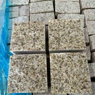 玉溪 黄金麻花岗岩自然面小方块，弹石，马蹄石等