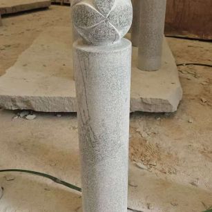 玉溪 芝麻白花岗岩石材挡车石柱、停车柱、圆柱挡车柱、方柱挡车柱等