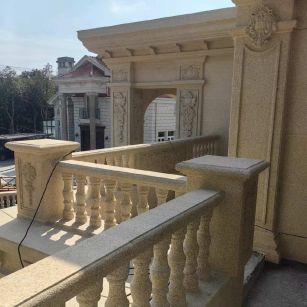 玉溪 黄金麻别墅外墙干挂雕花配合阳台栏杆花瓶柱