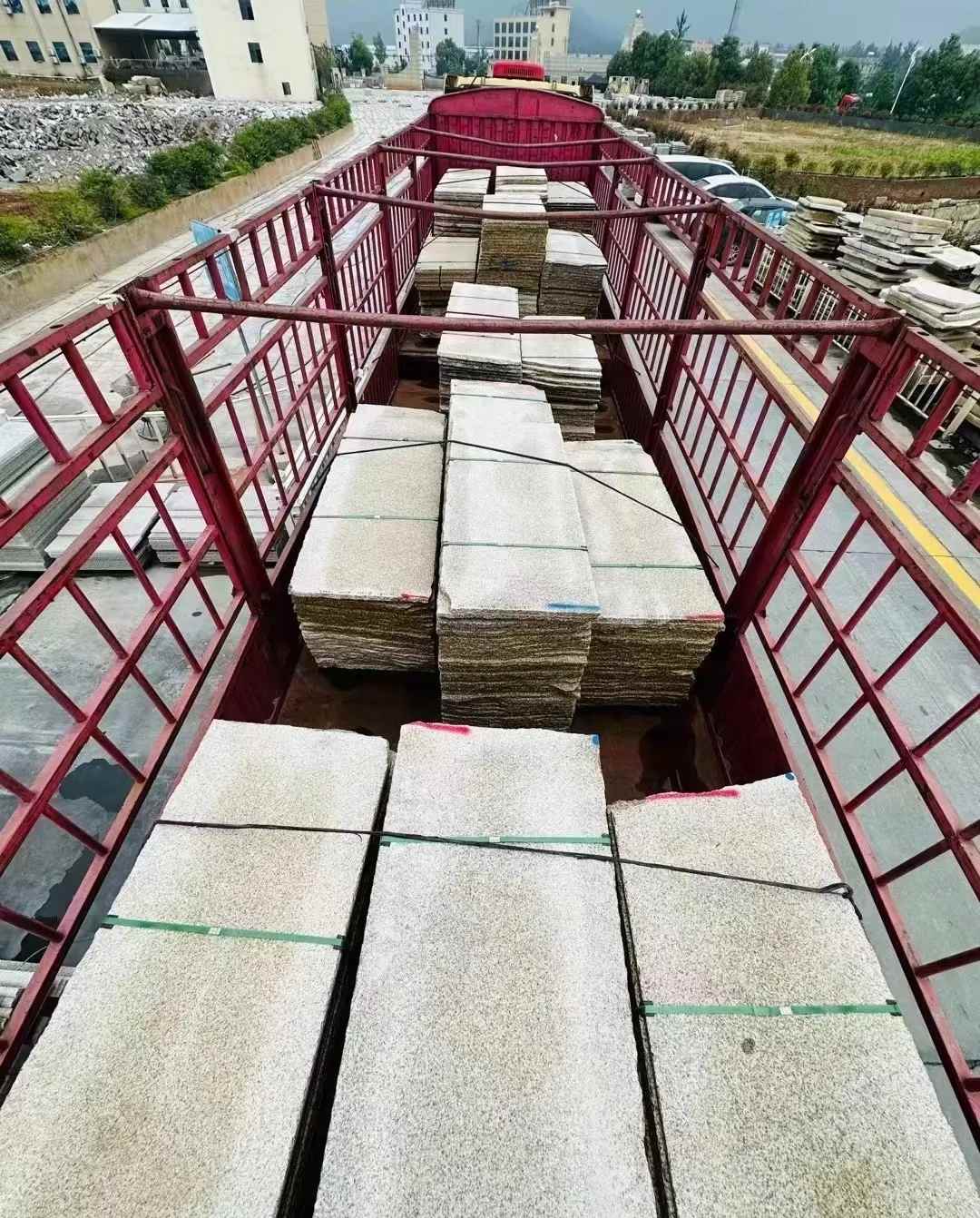 玉溪 黄金麻花岗岩荔枝面，光面毛板装车完成