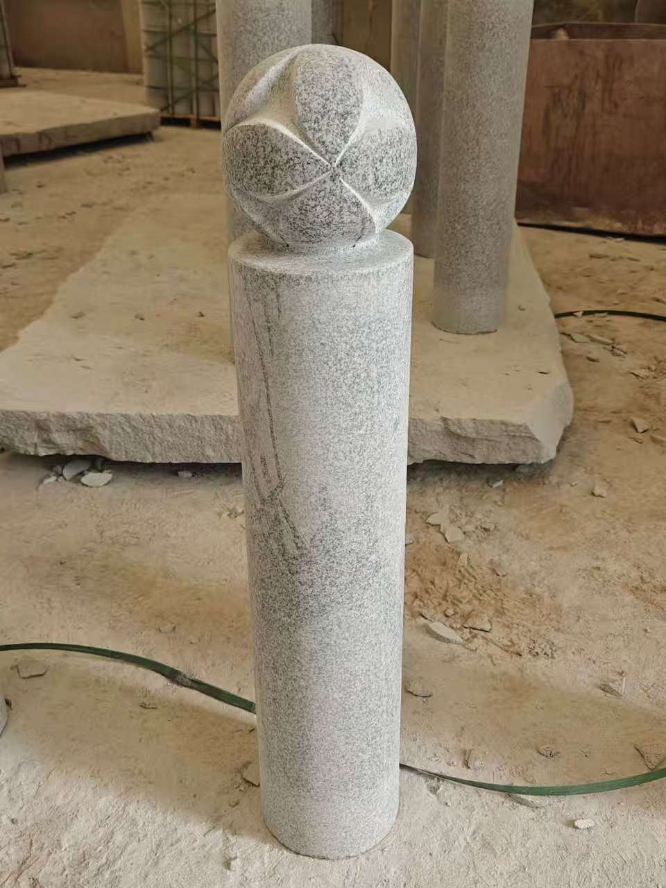 玉溪 芝麻白花岗岩石材挡车石柱、停车柱、圆柱挡车柱、方柱挡车柱等