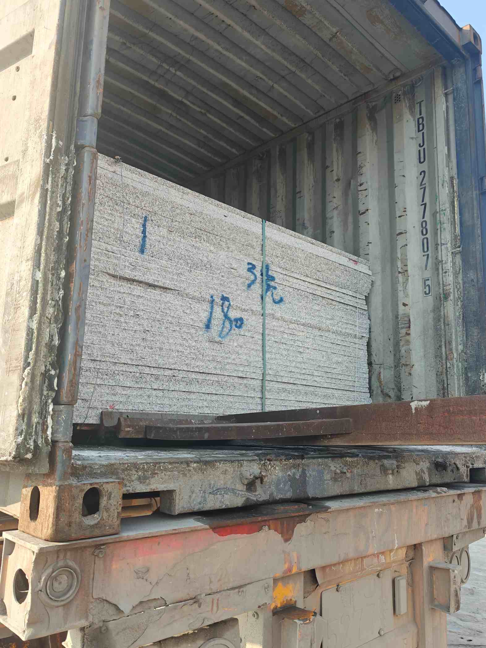 玉溪 芝麻白花岗岩石材3.0公分光面毛板装柜出货