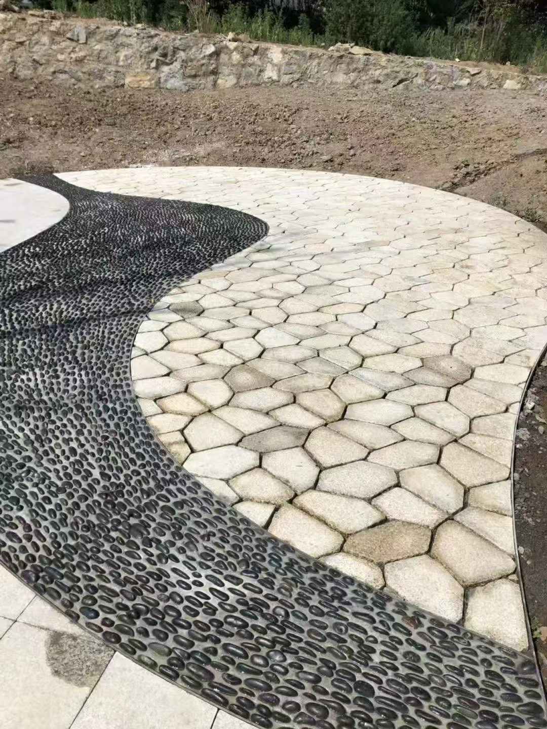 玉溪 黄金麻冰裂纹地铺石工地铺装案例