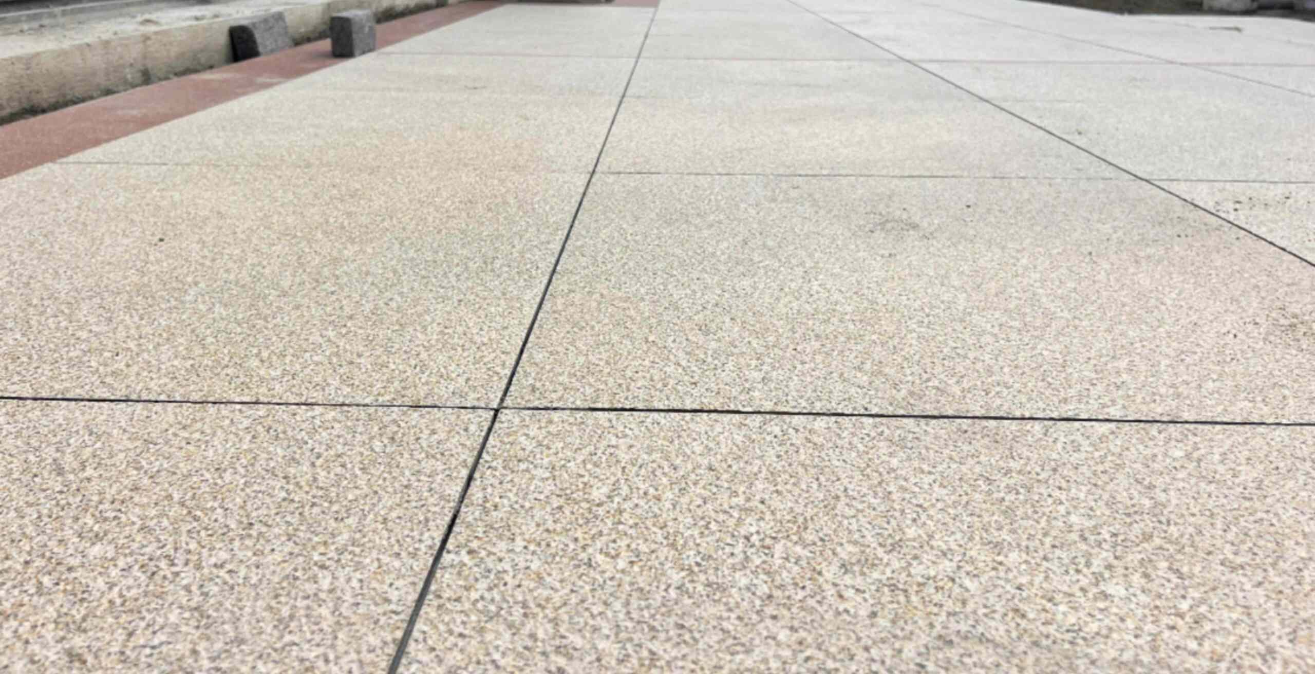 玉溪 黄金麻花岗岩石板材荔枝面地面铺装效果