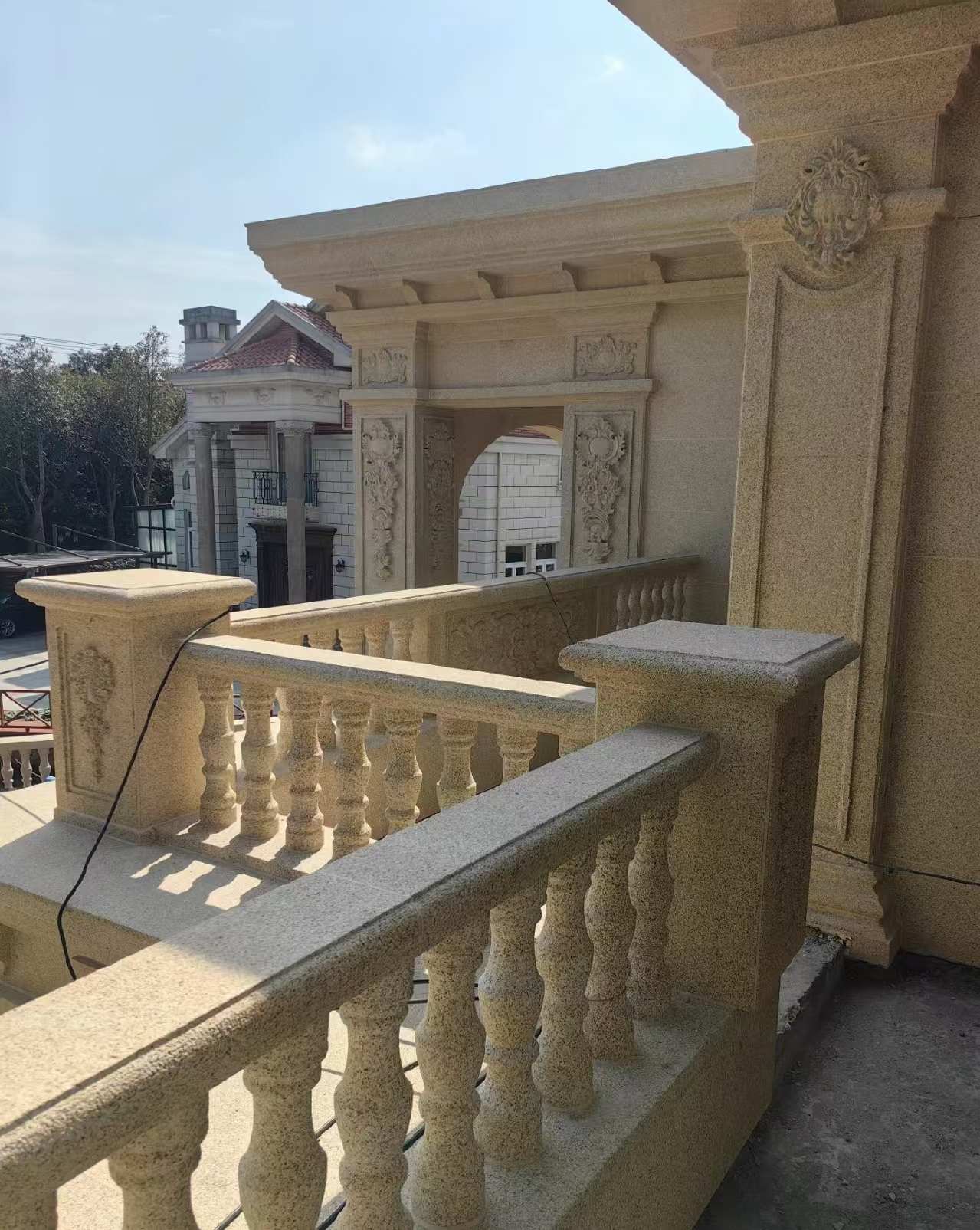 玉溪 黄金麻别墅外墙干挂雕花配合阳台栏杆花瓶柱