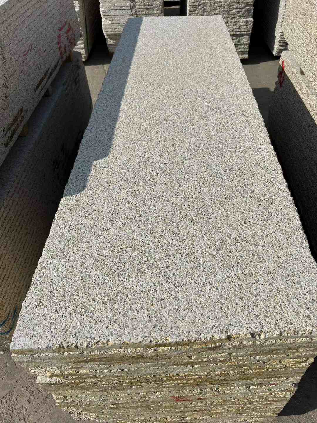 玉溪 黄金麻花岗岩荔枝面毛板，半成品