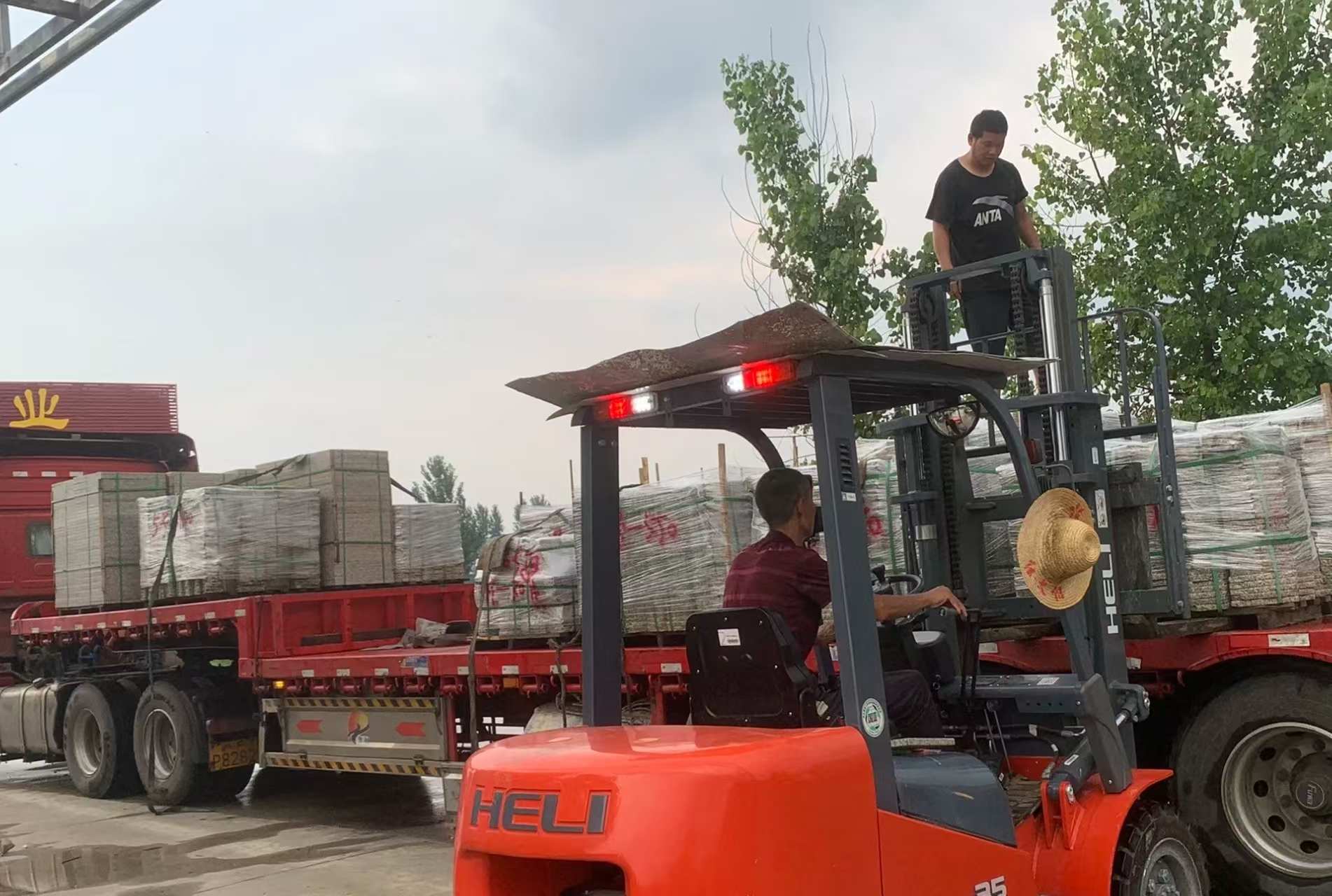 玉溪 黄金麻冰裂纹，地铺石装车