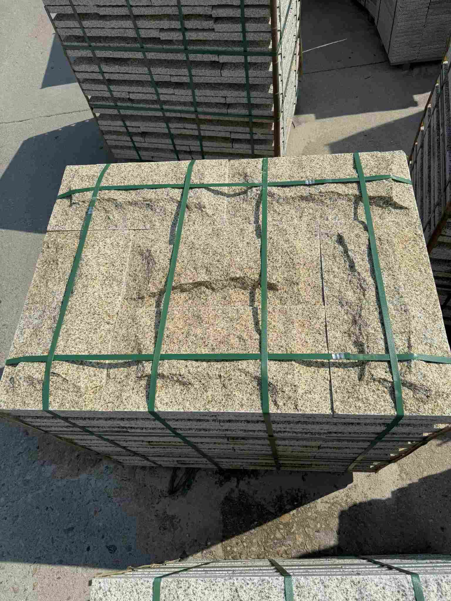 玉溪 黄金麻花岗岩石材自然面蘑菇石成品