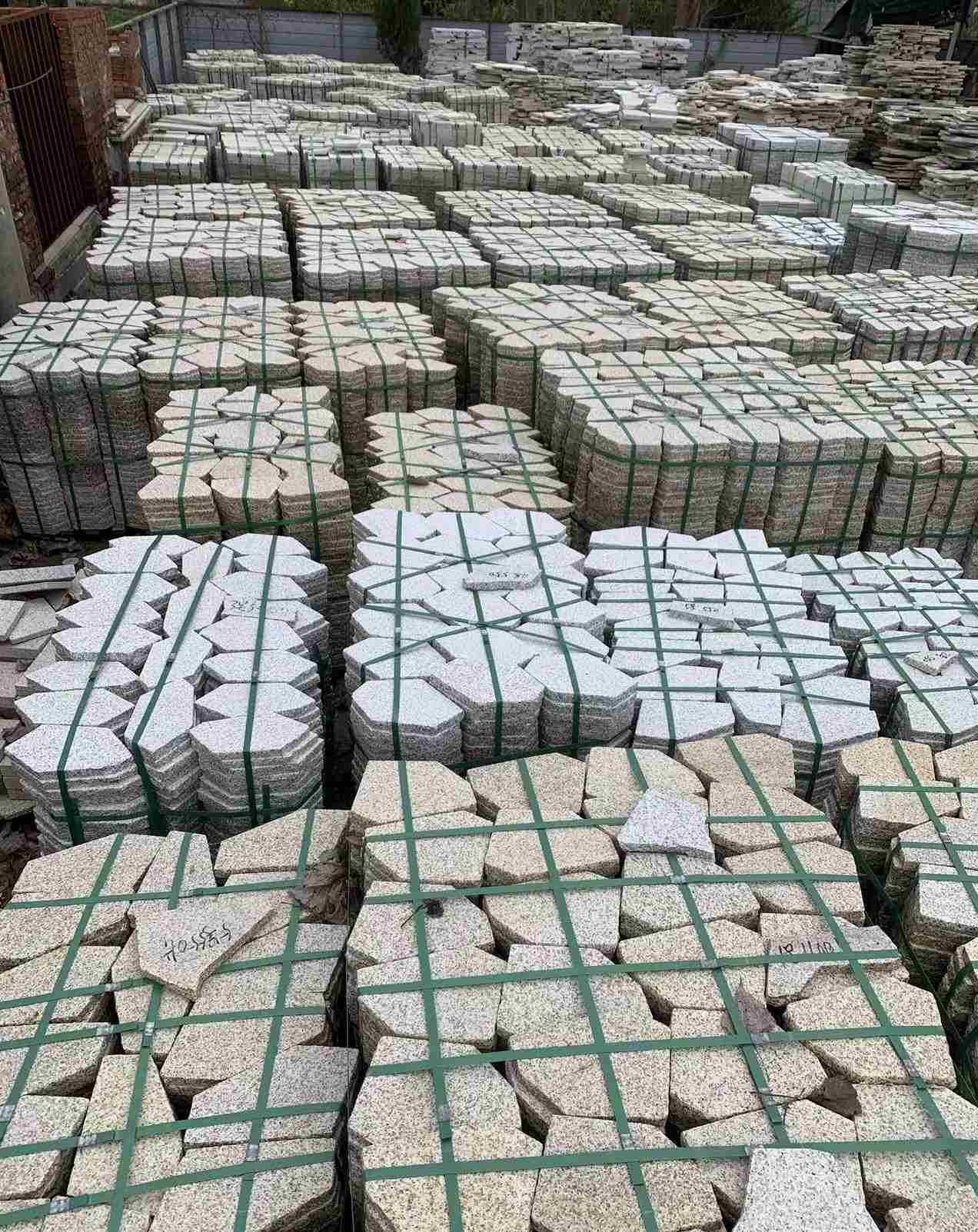 玉溪 黄金麻白麻花岗岩荔枝面地铺石(冰裂纹)