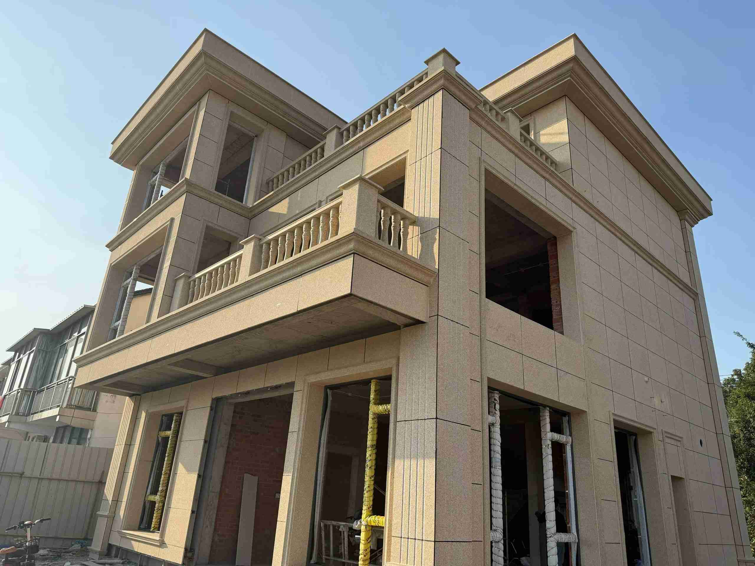 玉溪 黄金麻花岗岩石材荔枝面外墙干挂效果展示