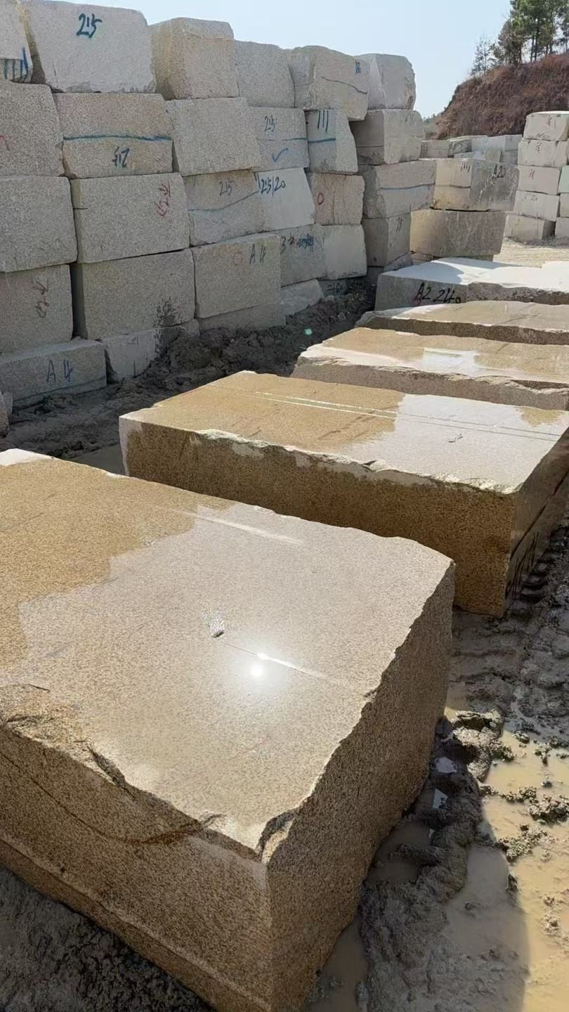 玉溪 黄金麻方料堆场洗料分选中，原材料充足