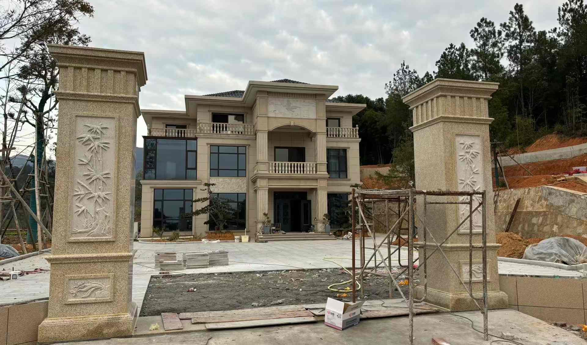 玉溪 黄金麻花岗岩别墅雕花外墙干挂配上门口雕花罗马柱