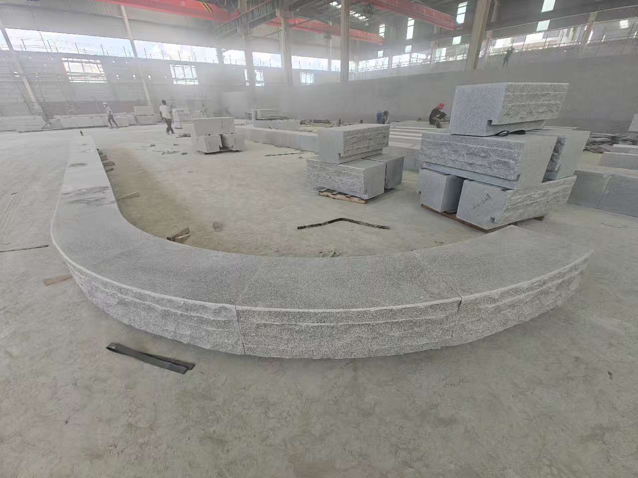 玉溪 芝麻白异形坐凳，自然面光面弧形加工