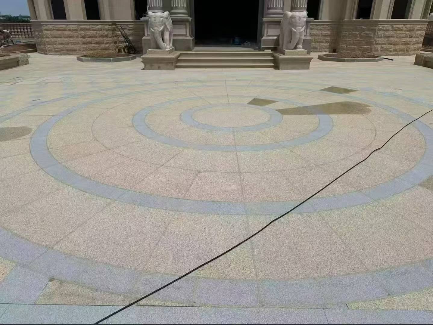 玉溪 黄金麻芝麻灰花岗岩石材地铺拼接效果