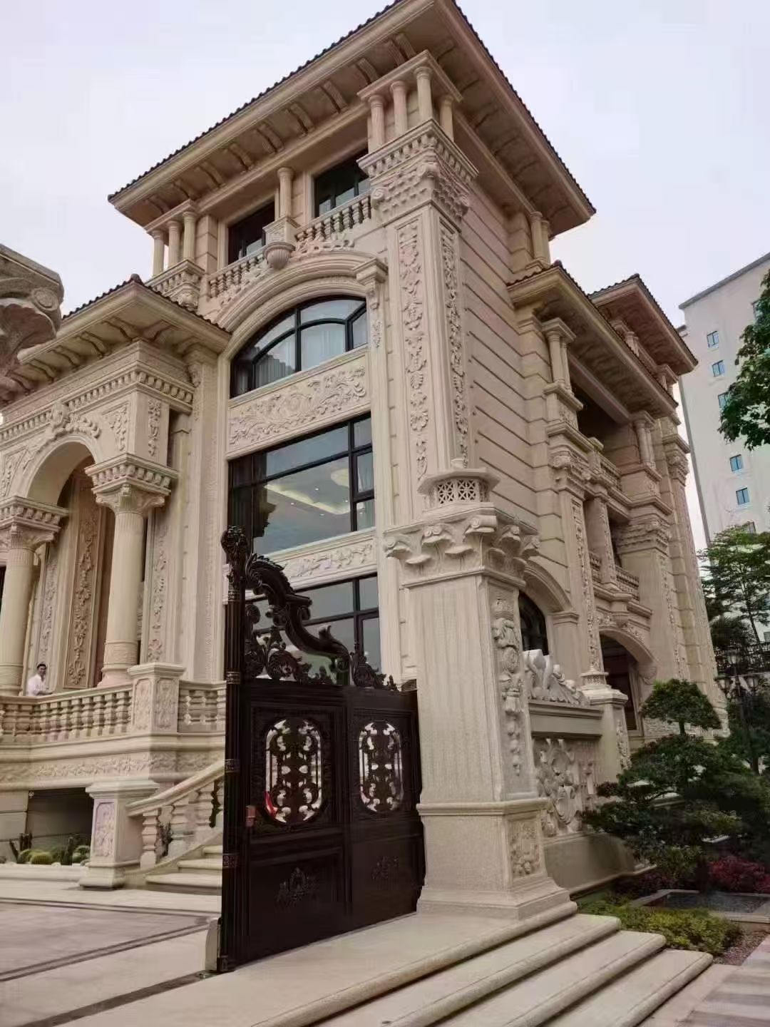 玉溪 黄金麻花岗岩别墅外墙干挂效果展示