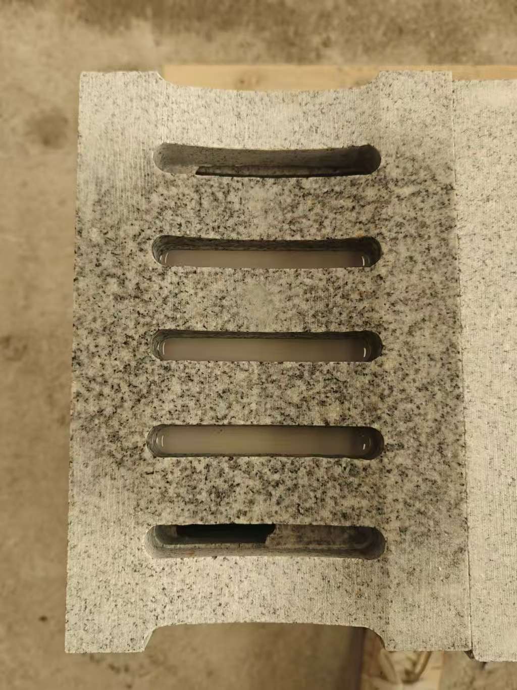 玉溪 芝麻白拉丝面花岗岩U型开槽排水槽