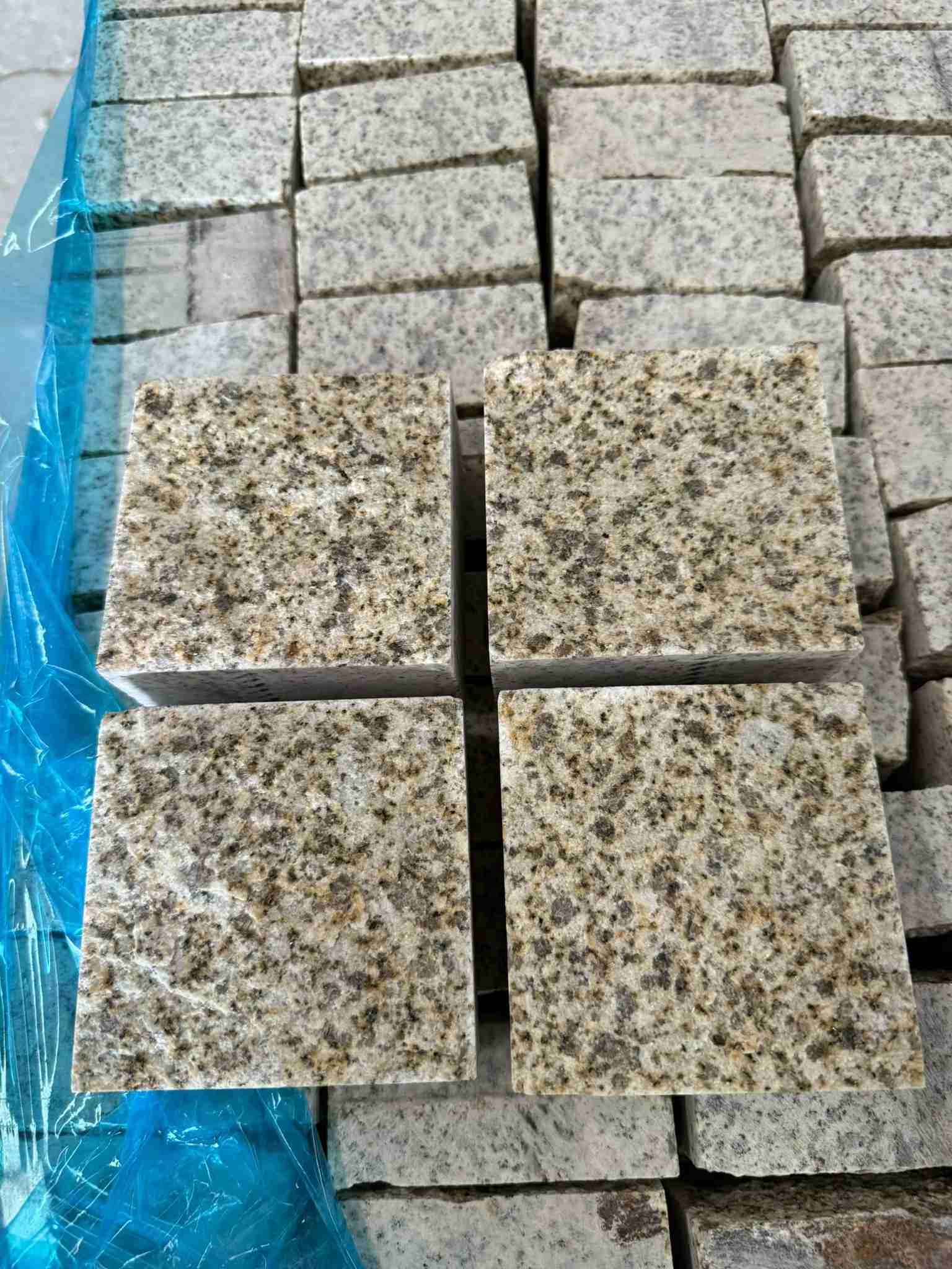 玉溪 黄金麻花岗岩自然面小方块，弹石，马蹄石等