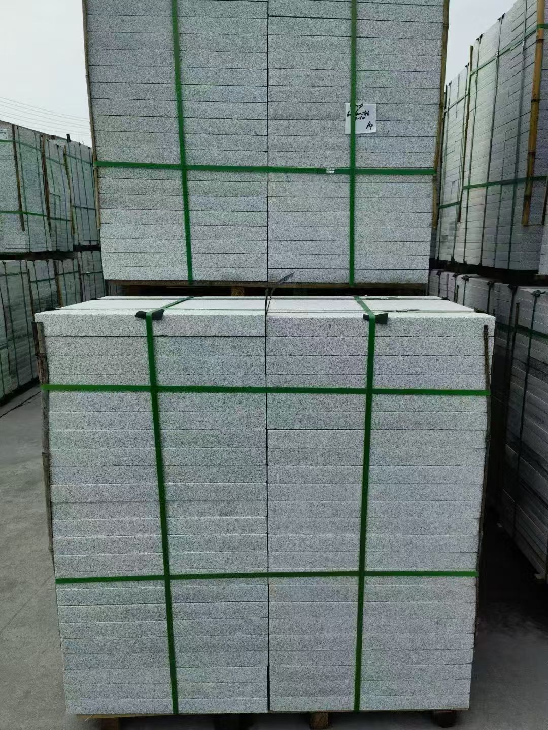 玉溪 芝麻白火烧，园林广场市政工程地铺石，1.8~5.0厚均有现货