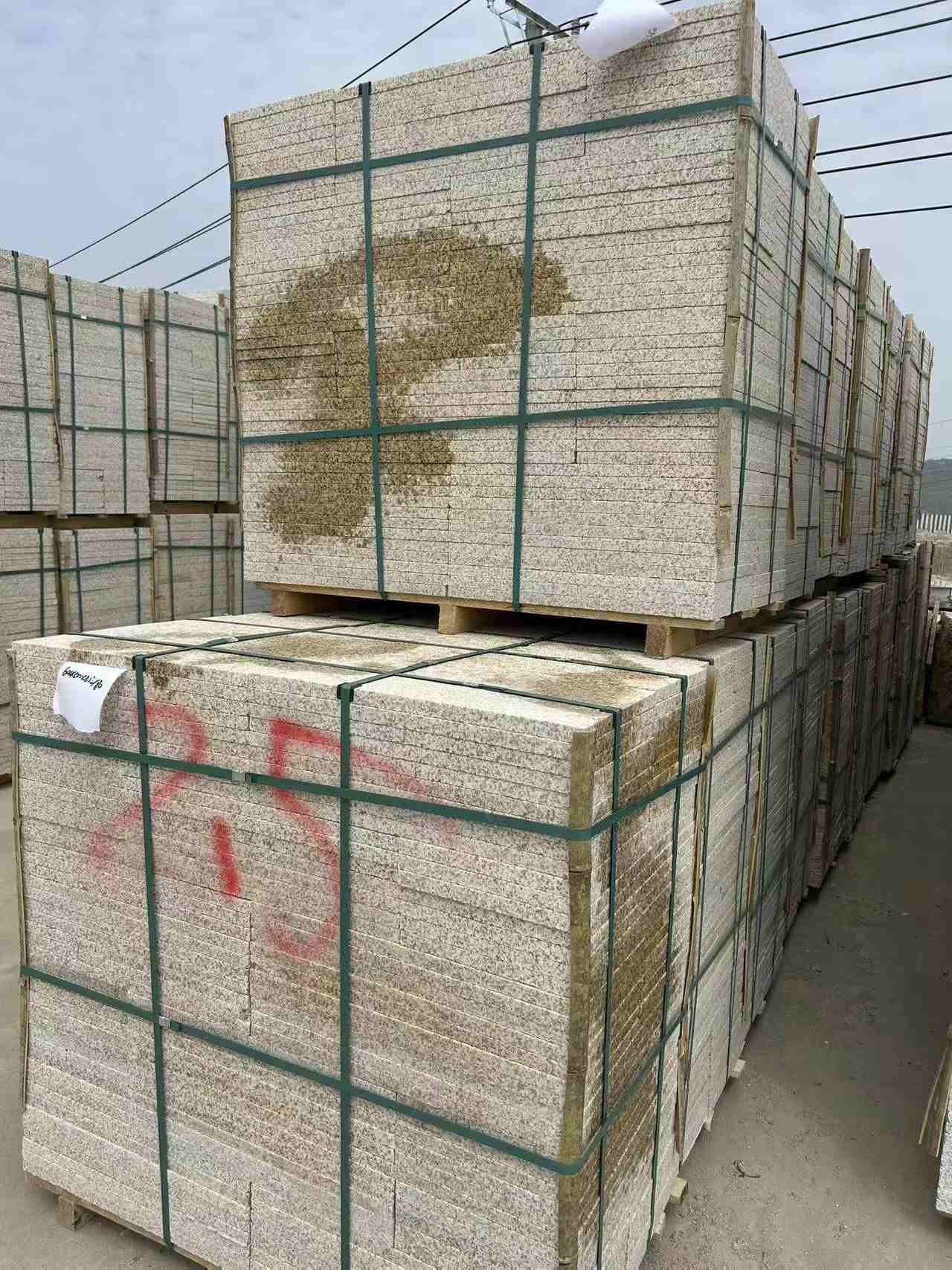 玉溪 黄金麻花岗岩石材荔枝面地铺石2.5*300*600