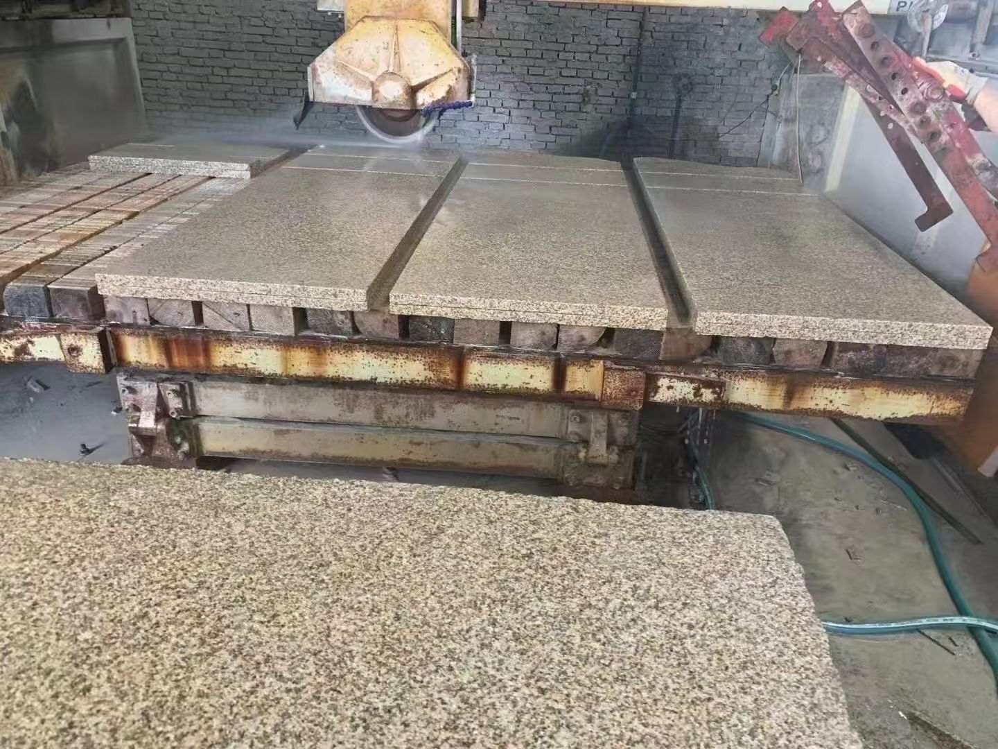 玉溪 黄金麻荔枝面成品板加工