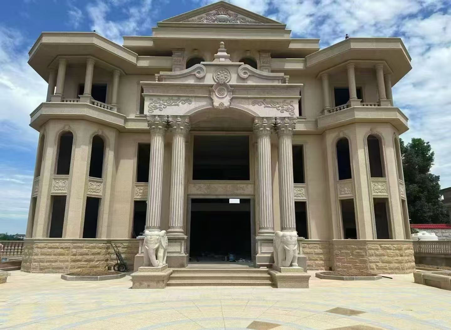 玉溪 黄金麻别墅外墙干挂，大柱，大象，蘑菇石，雕花板