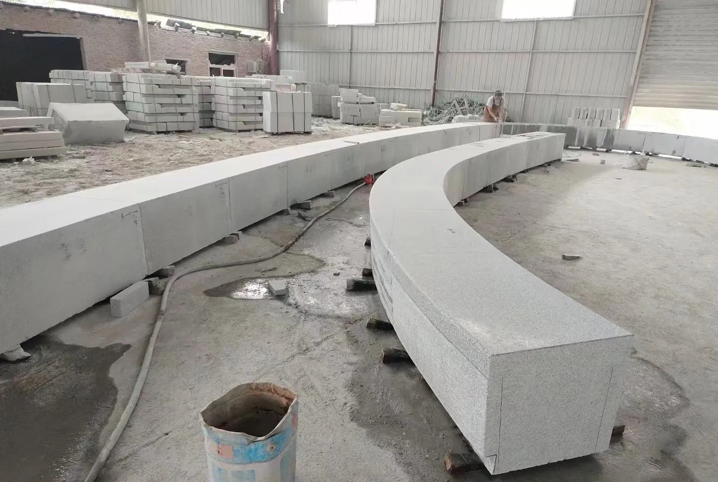 玉溪芝麻白花岗岩石板材 园林光面弧形坐凳