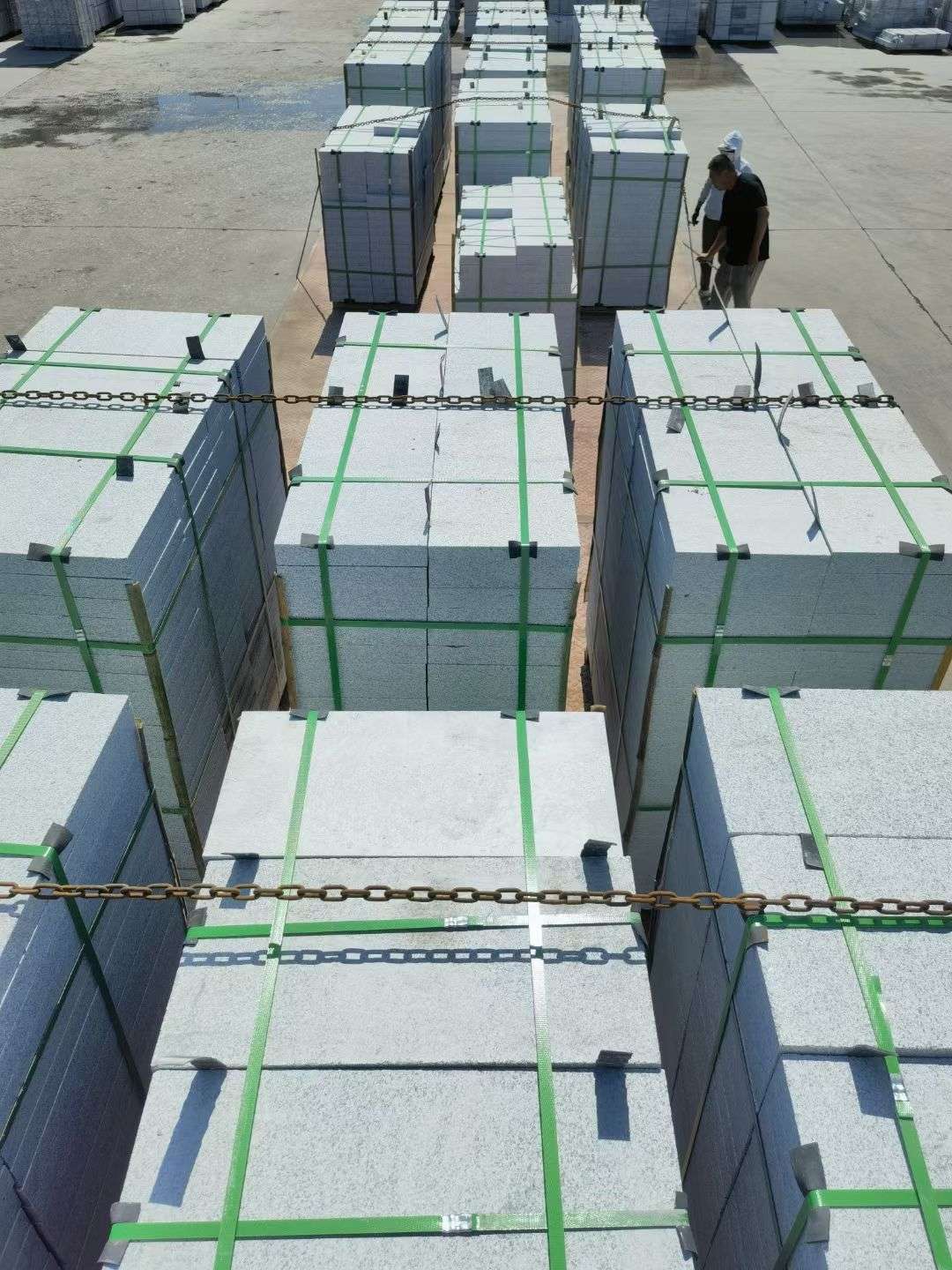 玉溪 芝麻白花岗岩5公分地铺石 花岗岩厂家工厂装车日常